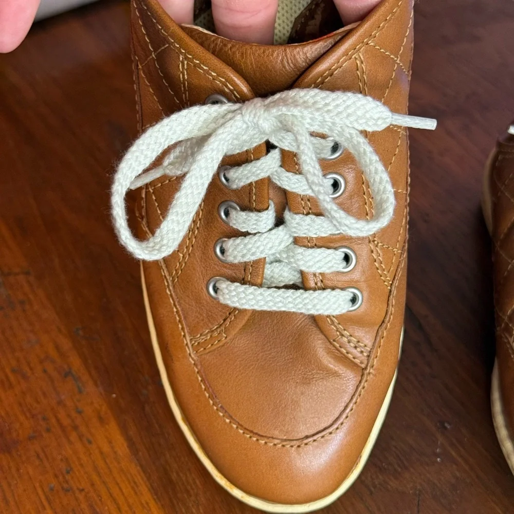 Børn  tan leather lace-up sneakers size 7 1/2